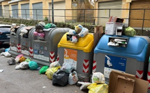 Carannante critica la Giunta Ricci: spazzatura e bidoni stracolmi a Rapallo