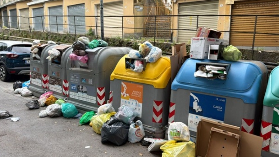 Carannante critica la Giunta Ricci: spazzatura e bidoni stracolmi a Rapallo