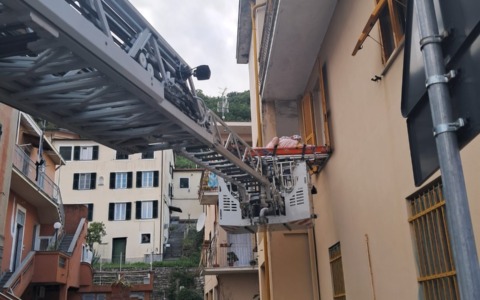 Chiavari: operazione congiunta di 118 e Vigili del Fuoco per il trasporto di una donna