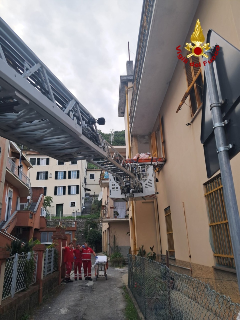 Chiavari: operazione congiunta di 118 e Vigili del Fuoco per il trasporto di una donna