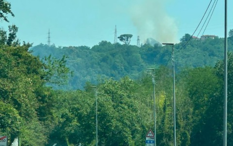 Incendio a Camposasco: un palo dell’alta tensione in fiamme