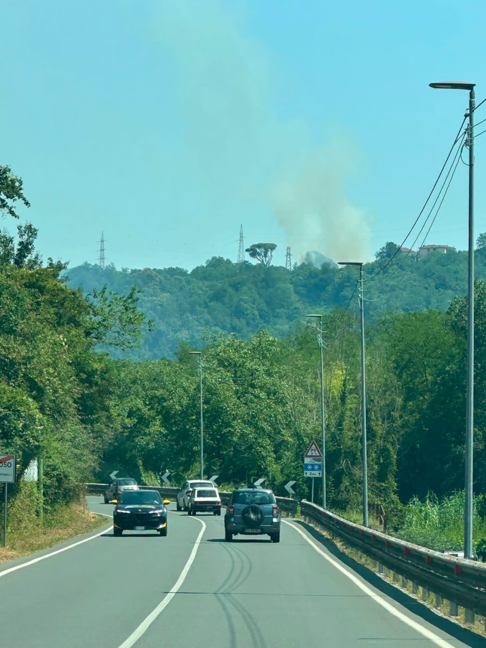 Incendio a Camposasco: un palo dell’alta tensione in fiamme