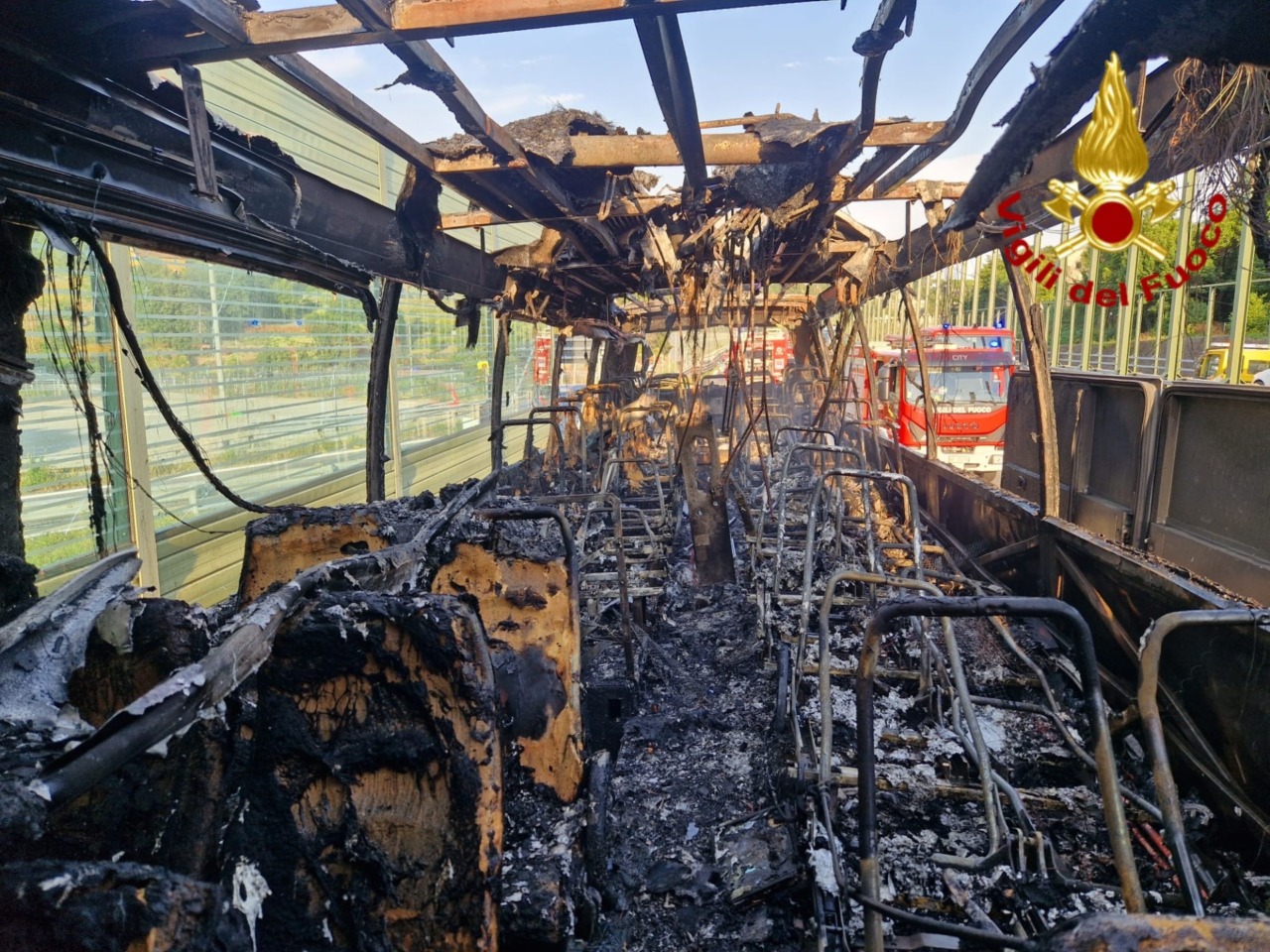 Incendio di un bus turistico sulla A12: nessun ferito tra i passeggeri