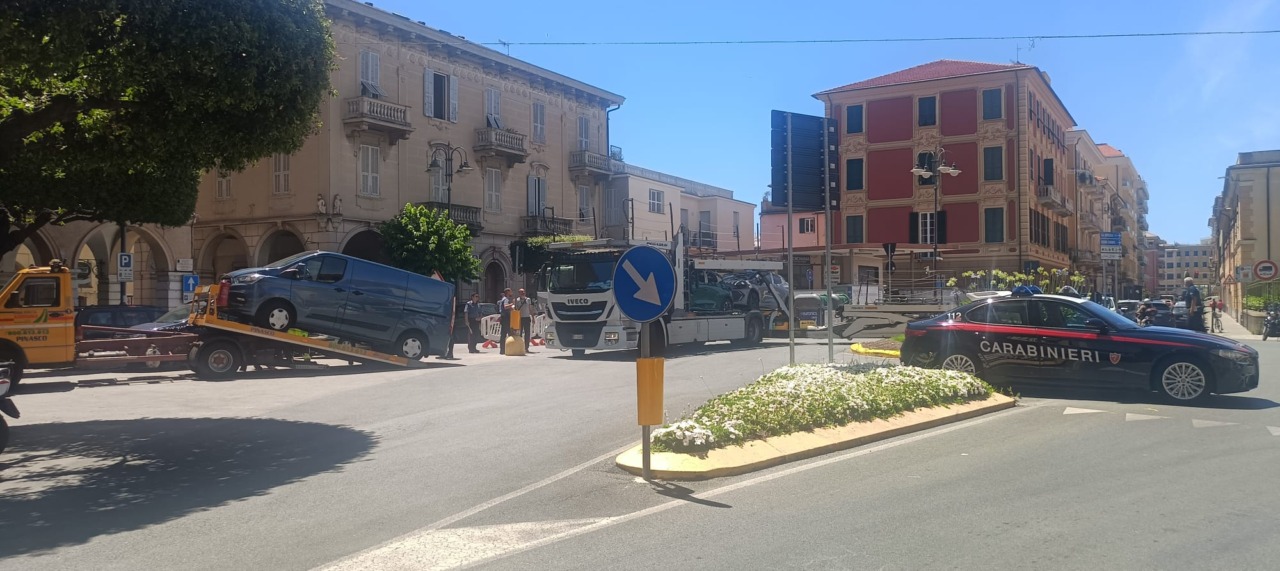 Incidente a Lavagna: bisarca bloccata e viabilità compromessa in piazza Cordeviola