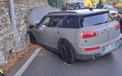 Incidente sull’Aurelia, auto contro muro: un uomo bloccato all’interno