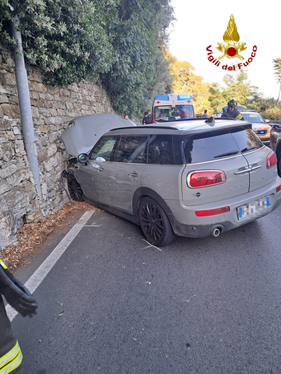 Incidente sull’Aurelia, auto contro muro: un uomo bloccato all’interno