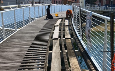 Inizio lavori di manutenzione al ponte di Riva per la passerella pedonale