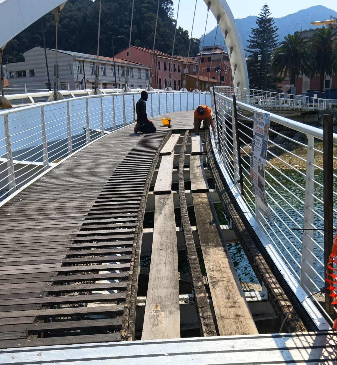 Inizio lavori di manutenzione al ponte di Riva per la passerella pedonale