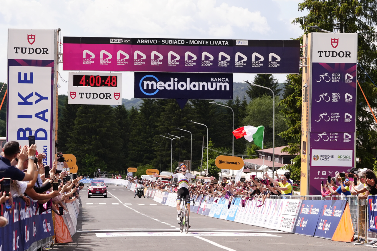 Lorenzo Mark Finn conquista la sesta tappa del Giro Next Gen e si aggiudica la maglia rosa