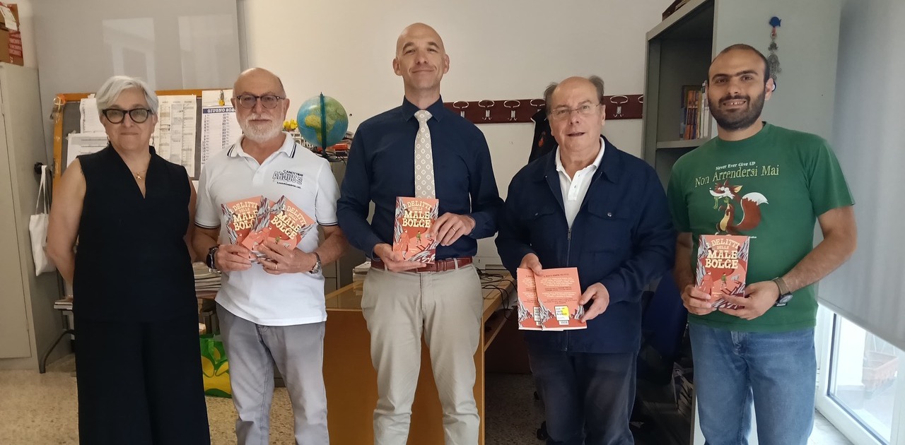 Santa in Giallo distribuisce libri agli studenti della scuola media Vittorio G. Rossi