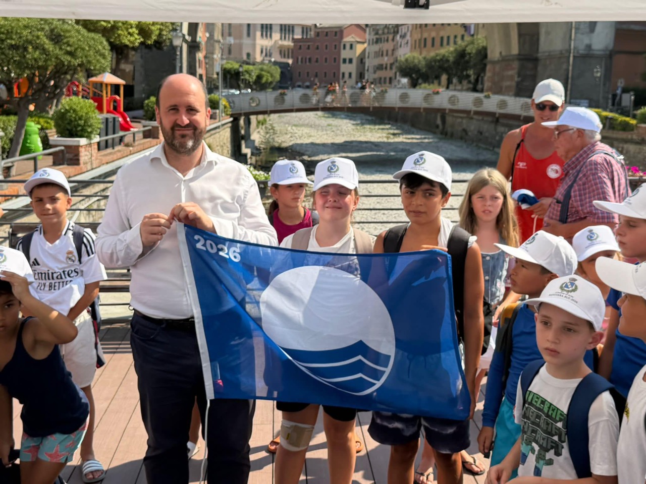 Sori celebra il rinnovo della Bandiera Blu 2026: il vessillo dato dai bambini alla comunità