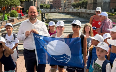 Sori celebra il rinnovo della Bandiera Blu 2026: il vessillo dato dai bambini alla comunità