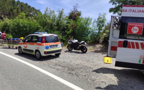 Una giovane motociclista perde il controllo e finisce fuori strada sul Bracco