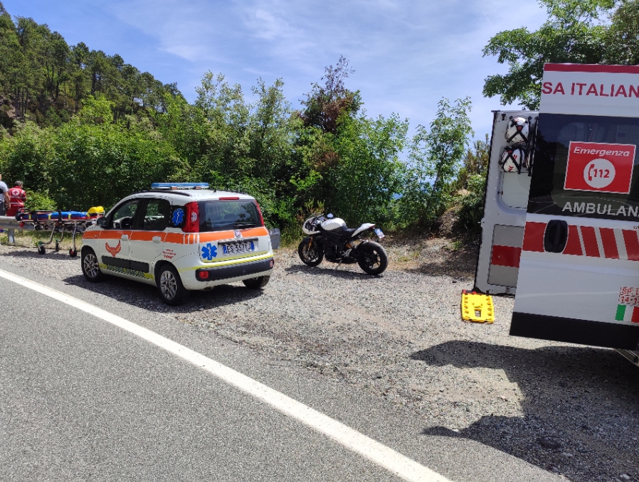 Una giovane motociclista perde il controllo e finisce fuori strada sul Bracco