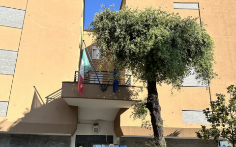 Aggressione ai poliziotti, arrestato un 42enne con un manganello telescopico
