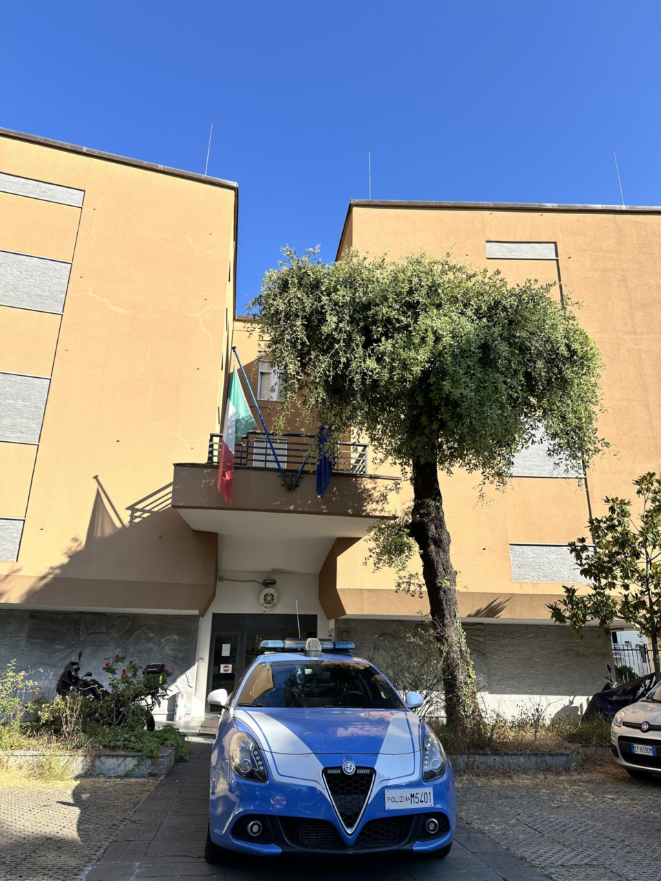 Aggressione ai poliziotti, arrestato un 42enne con un manganello telescopico