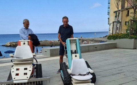 Camogli: inaugurate due sedie semoventi cingolate per l’accesso al mare delle persone con disabilità