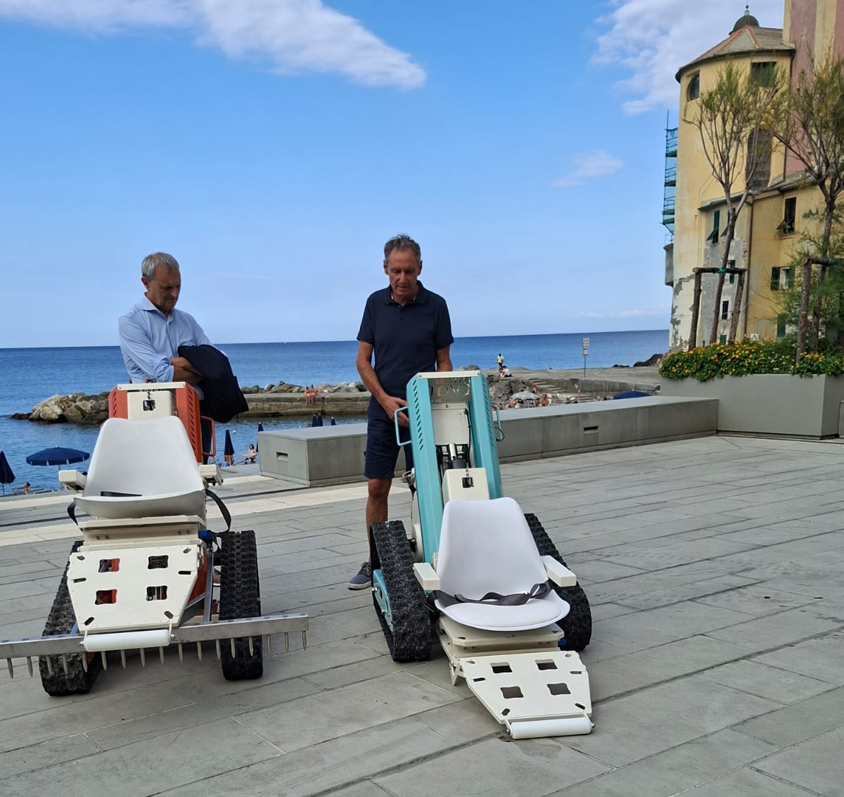 Camogli: inaugurate due sedie semoventi cingolate per l’accesso al mare delle persone con disabilità