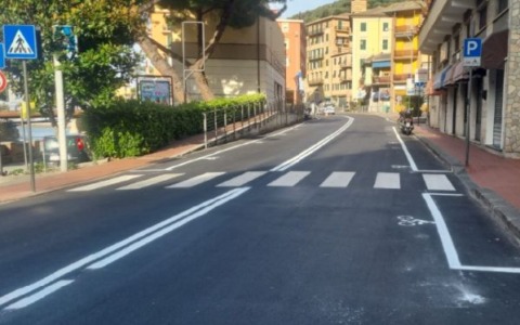 Continuano a Recco i lavori di manutenzione della segnaletica stradale