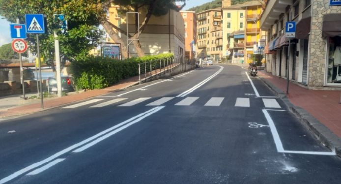 Continuano a Recco i lavori di manutenzione della segnaletica stradale