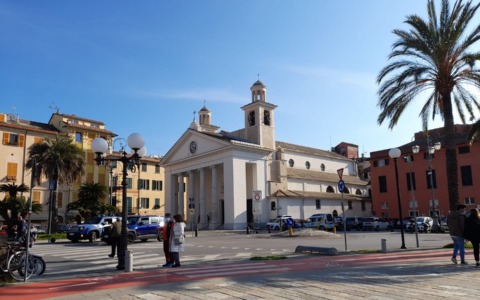 Giovani e disordini sotto la Basilica: il sindaco Solinas minimizza la situazione