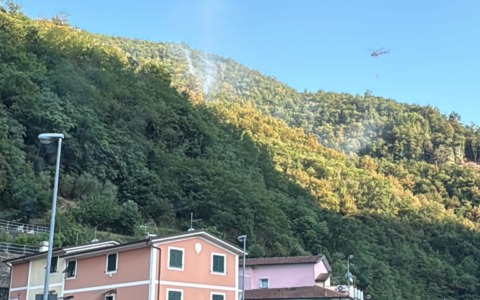 Incendio alle alture di Carasco, rogo spento a Mennuia di Paggi