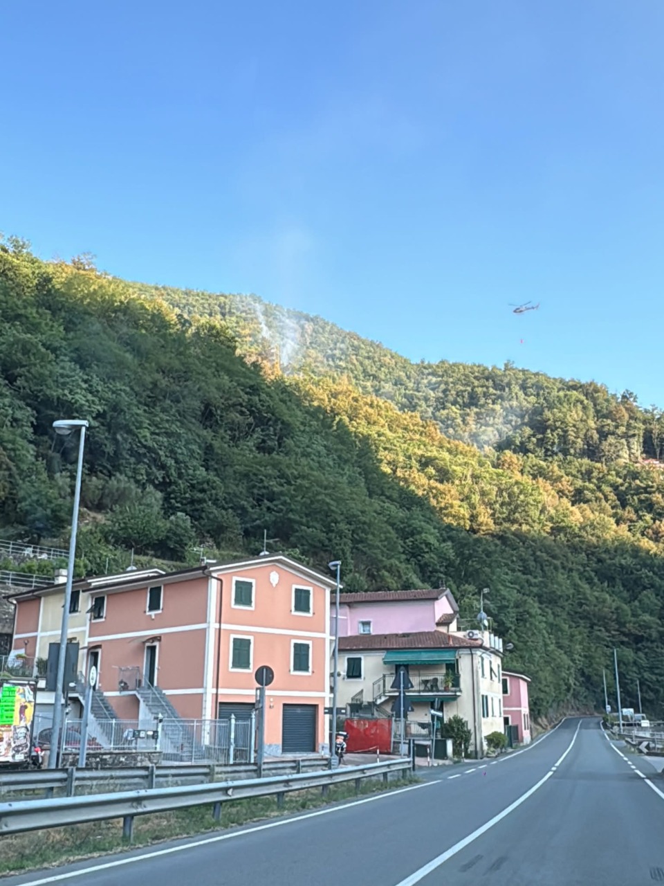 Incendio alle alture di Carasco, rogo spento a Mennuia di Paggi