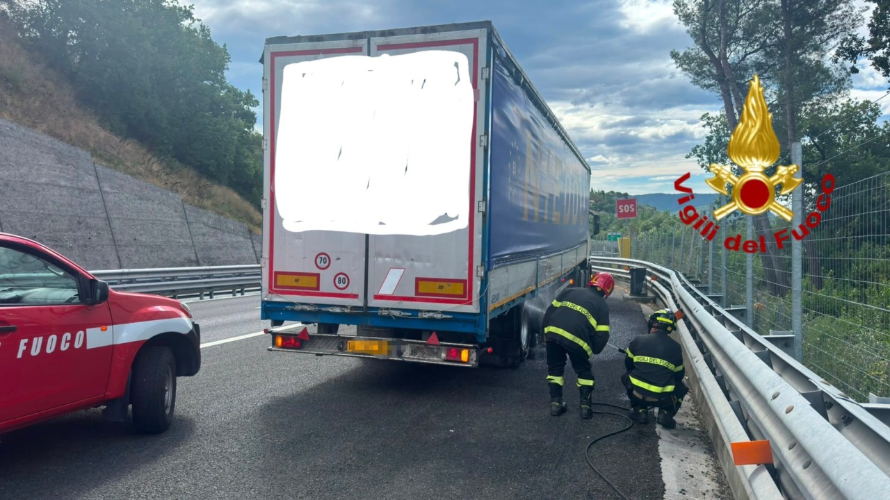 Intervento dei Vigili del Fuoco per camion con freni surriscaldati