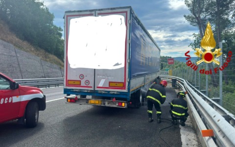 Intervento dei Vigili del Fuoco per camion con freni surriscaldati