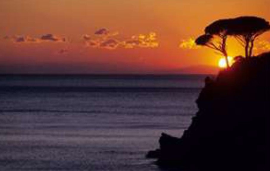 La mostra “Rosso di sera” incanta Chiavari con arte e meteorologia