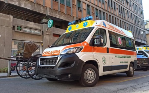 Ragazza di 24 anni ferita dopo essere rimasta incastrata in un cancello