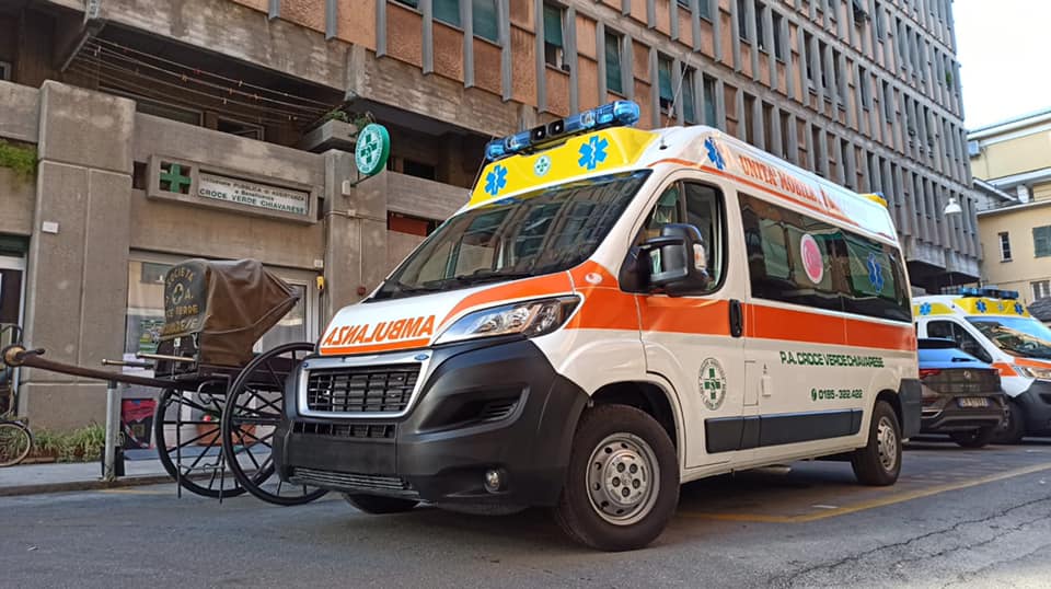 Ragazza di 24 anni ferita dopo essere rimasta incastrata in un cancello