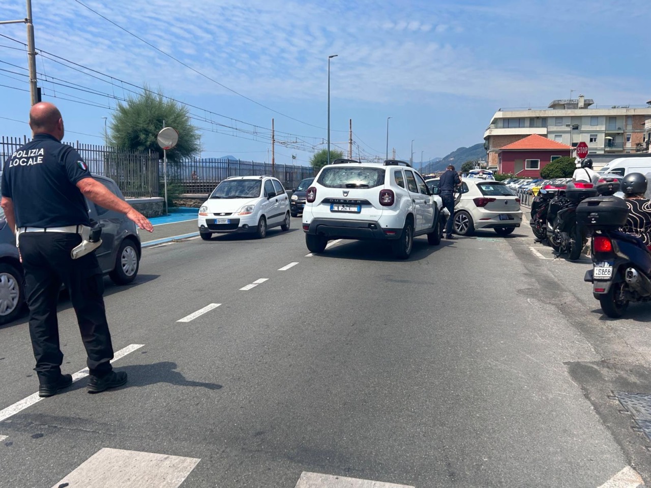 Scontro tra due veicoli sulla via Aurelia, una persona ferita