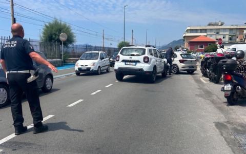 Scontro tra due veicoli sulla via Aurelia, una persona ferita