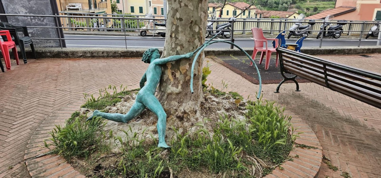 Sestri Levante, i colpevoli del danneggiamento della statua di Guareschi risarciranno il danno