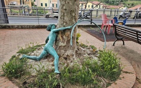 Sestri Levante, i colpevoli del danneggiamento della statua di Guareschi risarciranno il danno