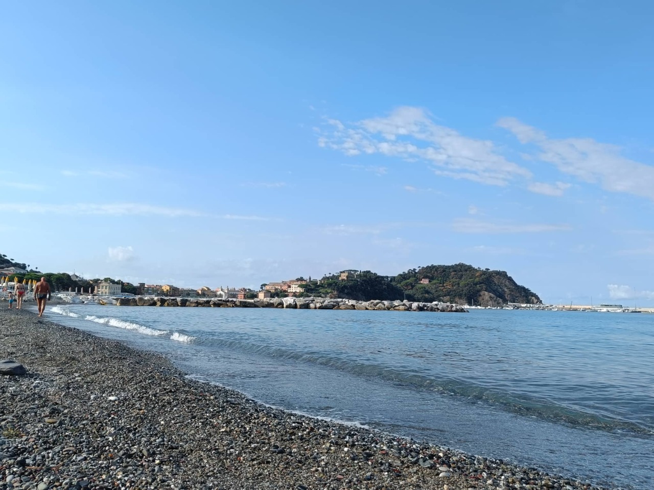 Una bimba di 8 anni ritrova la fede nuziale persa da Mago Joe in mare