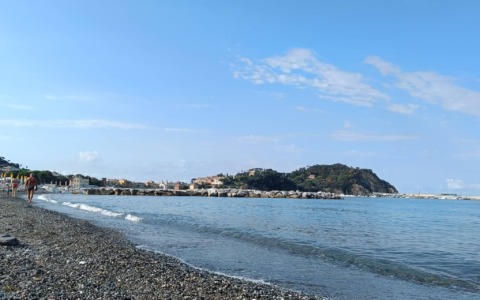 Una bimba di 8 anni ritrova la fede nuziale persa da Mago Joe in mare
