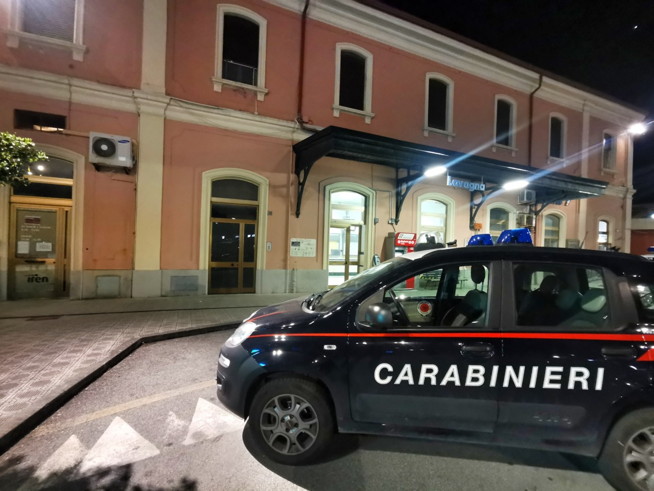 Auto esce di strada a Lavagna, occupanti fuggono