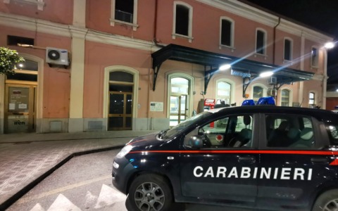 Auto esce di strada a Lavagna, occupanti fuggono