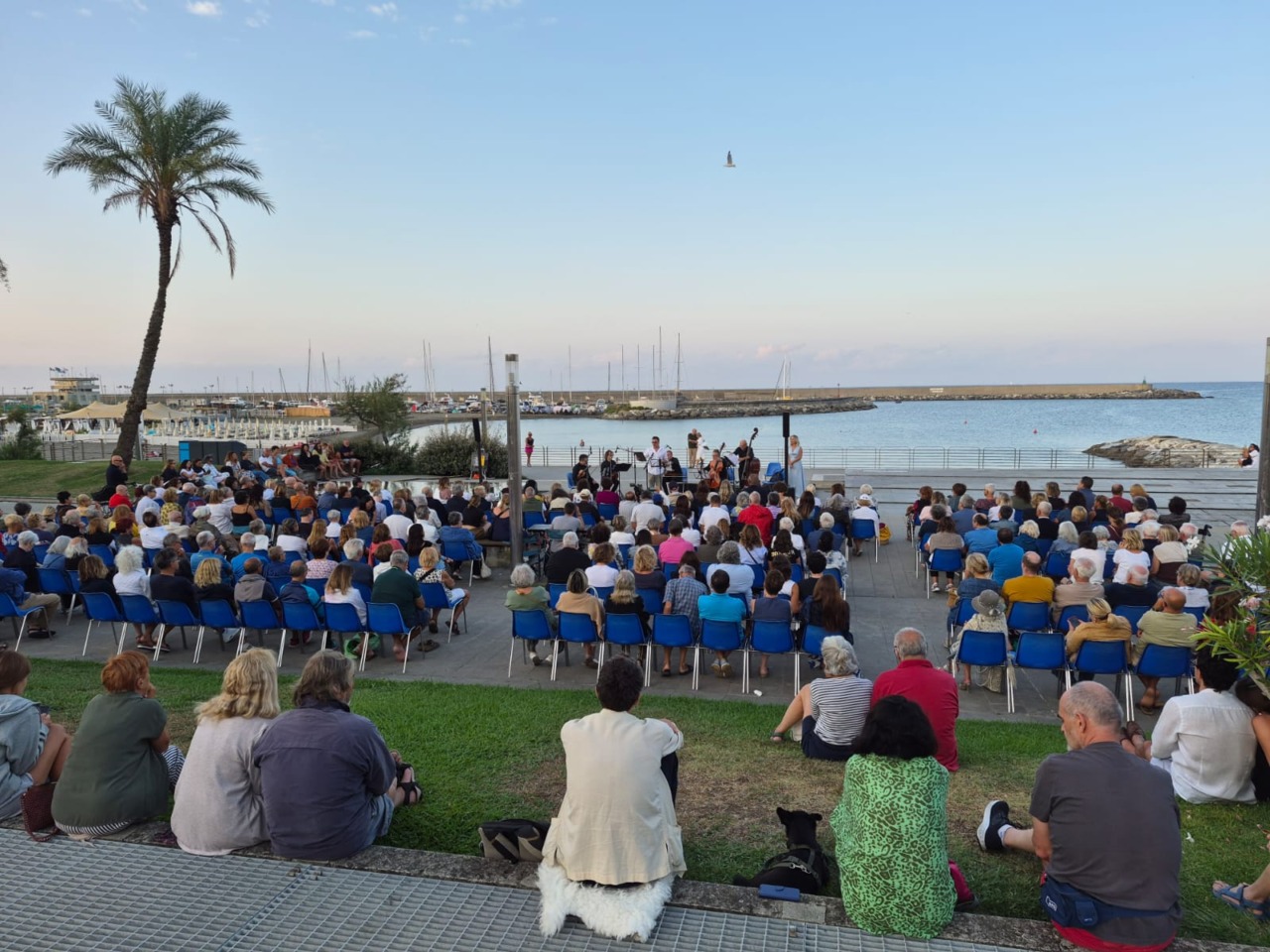 Oltre 200 persone assistono al saluto del Festival Lirico sul lungomare di Chiavari