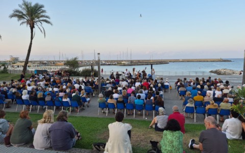 Oltre 200 persone assistono al saluto del Festival Lirico sul lungomare di Chiavari