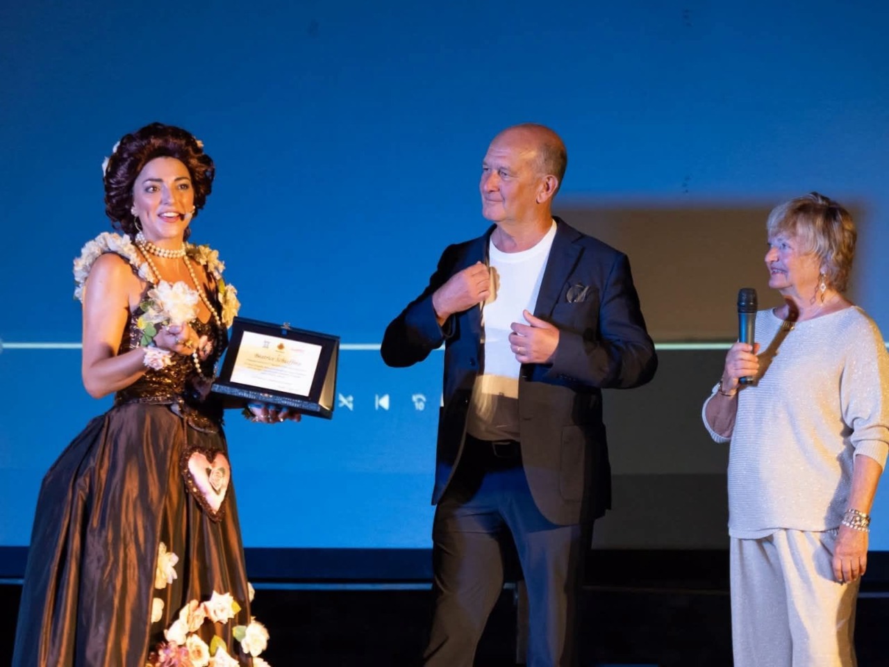 Rapallo ospita il Festival di Valle Christi, Beatrice Schiaffino premiata con una targa