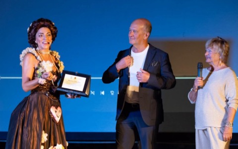 Rapallo ospita il Festival di Valle Christi, Beatrice Schiaffino premiata con una targa