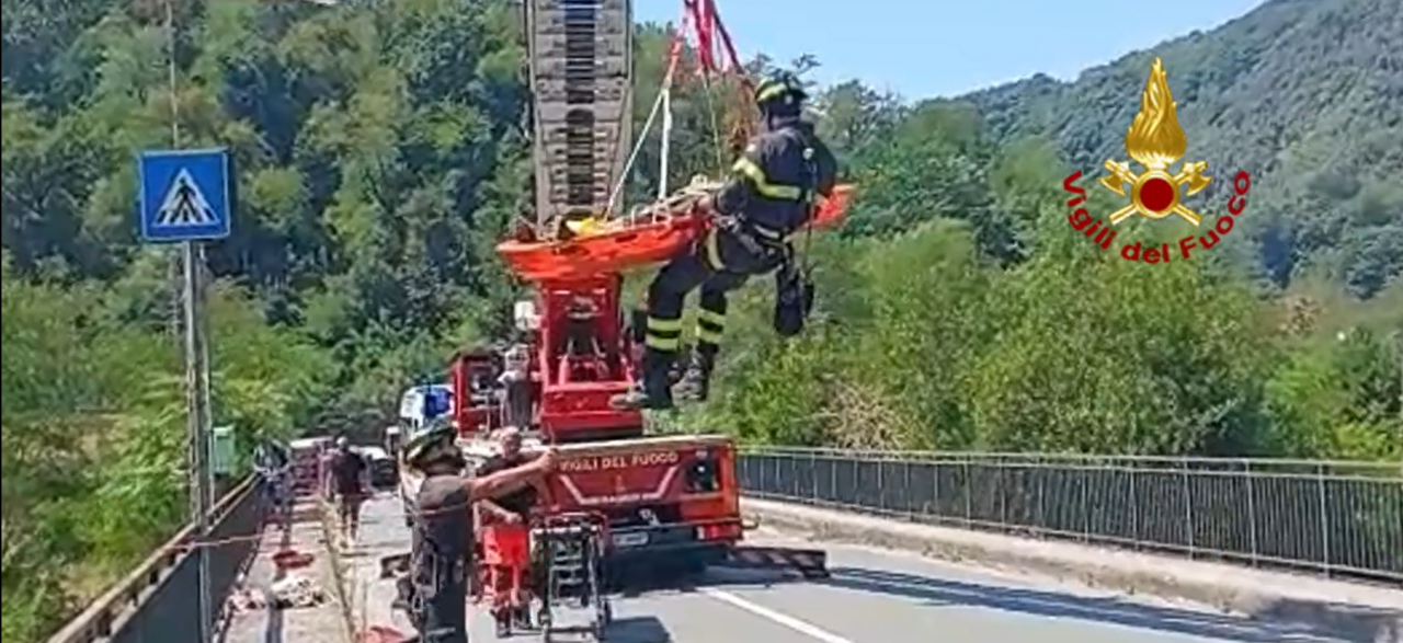 Un parapendista cade nel greto del fiume Entella