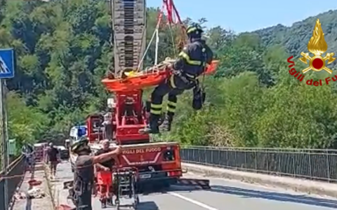 Un parapendista cade nel greto del fiume Entella
